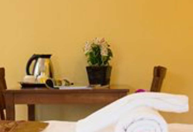 غرفة عائلية, Hathai House