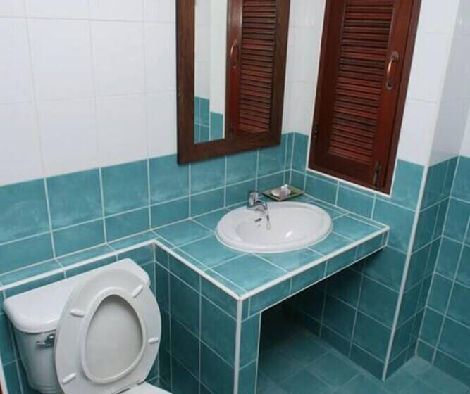 غرفة قياسية, Hathai House