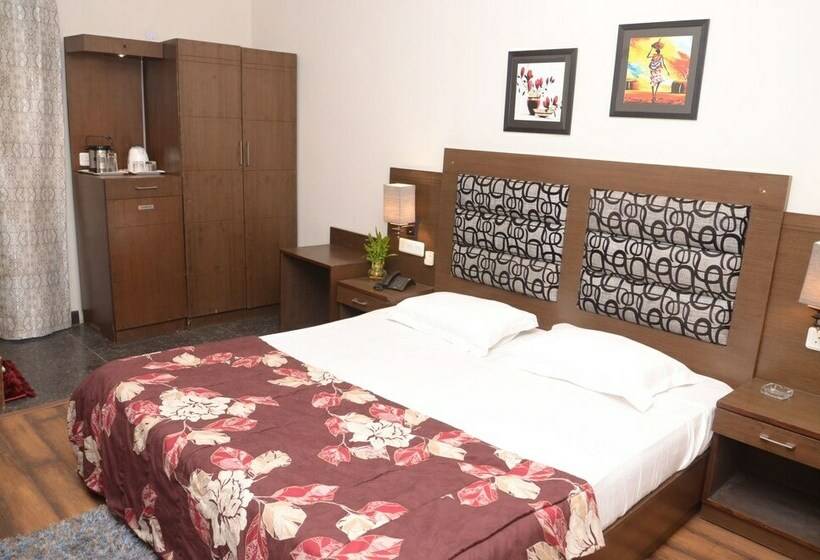 Executive Szoba, Pace