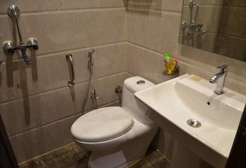 Executive Szoba, Pace