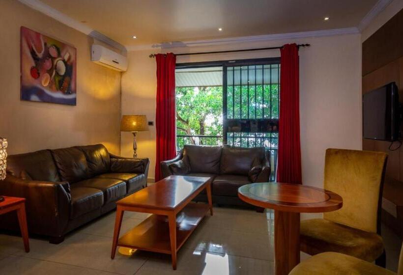 جناح جونيور, The Country Lodge