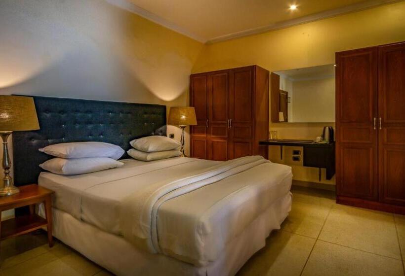 جناح جونيور, The Country Lodge