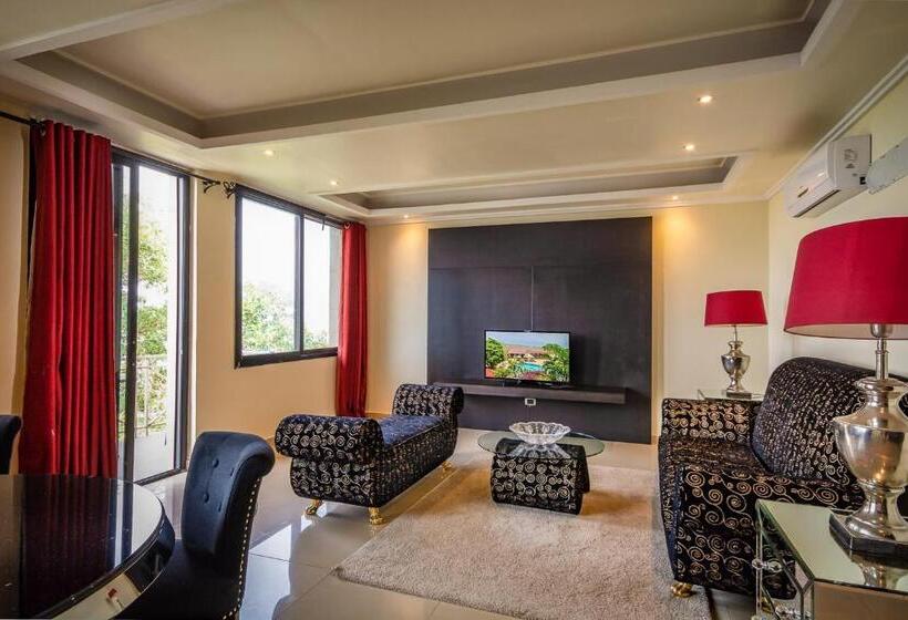 جناح سوبيريور, The Country Lodge