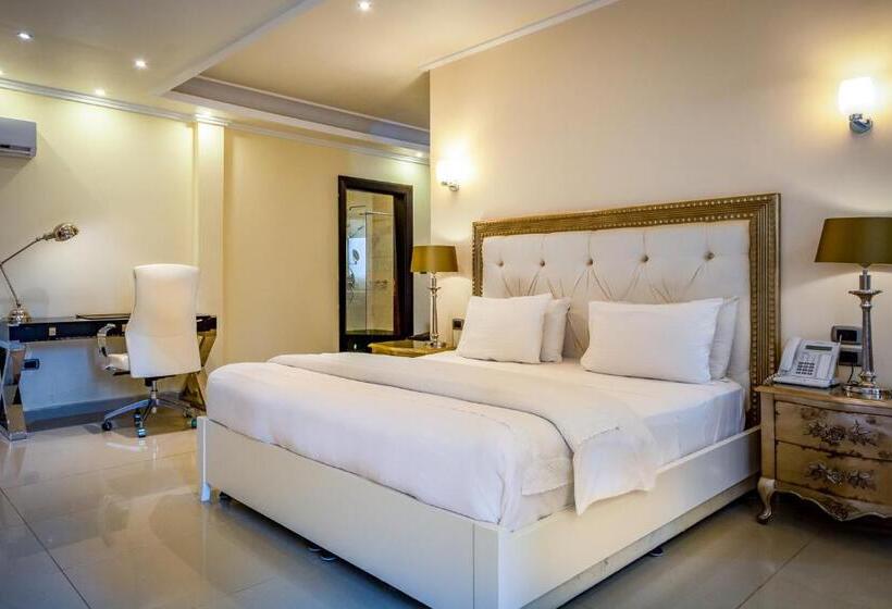 جناح سوبيريور, The Country Lodge