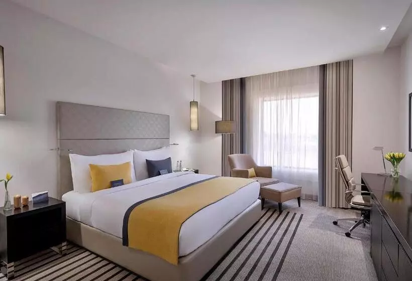 キングサイズベッドのデラックスルーム, Voco   Riyadh, An Ihg Hotel   فندق فوكو الرياض, احدى فنادق مجموعة إنتركونتيننتال