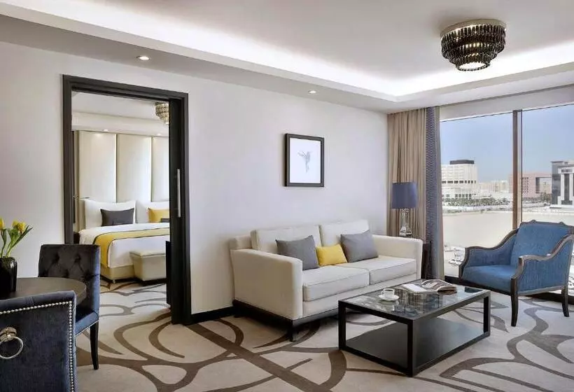 キングサイズベッドのスイートルーム, Voco   Riyadh, An Ihg Hotel   فندق فوكو الرياض, احدى فنادق مجموعة إنتركونتيننتال