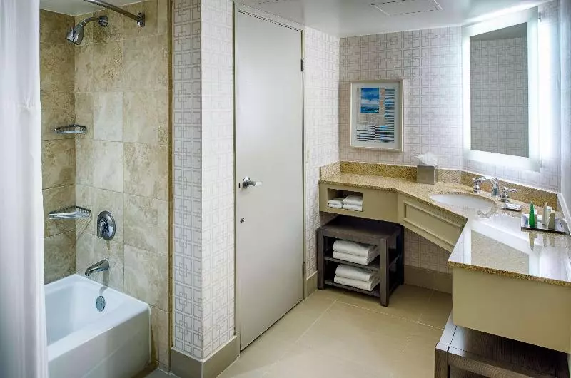 キングサイズベッドのデラックスルーム, Voco   Riyadh, An Ihg Hotel   فندق فوكو الرياض, احدى فنادق مجموعة إنتركونتيننتال