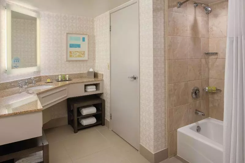 キングサイズベッドのデラックスルーム, Voco   Riyadh, An Ihg Hotel   فندق فوكو الرياض, احدى فنادق مجموعة إنتركونتيننتال