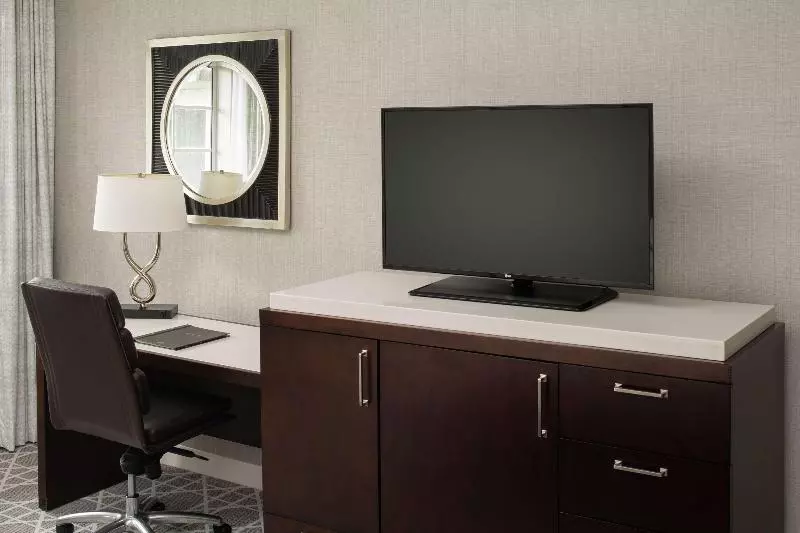 キングサイズベッドのデラックスルーム, Voco   Riyadh, An Ihg Hotel   فندق فوكو الرياض, احدى فنادق مجموعة إنتركونتيننتال