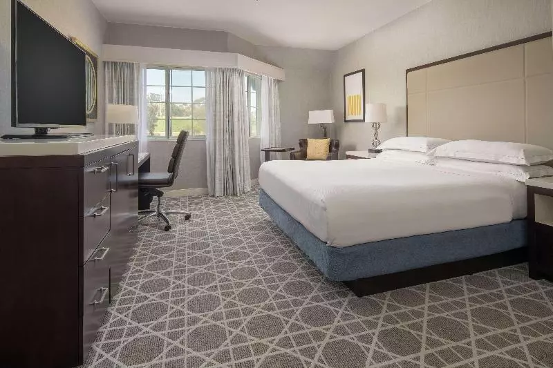 キングサイズベッドのデラックスルーム, Voco   Riyadh, An Ihg Hotel   فندق فوكو الرياض, احدى فنادق مجموعة إنتركونتيننتال