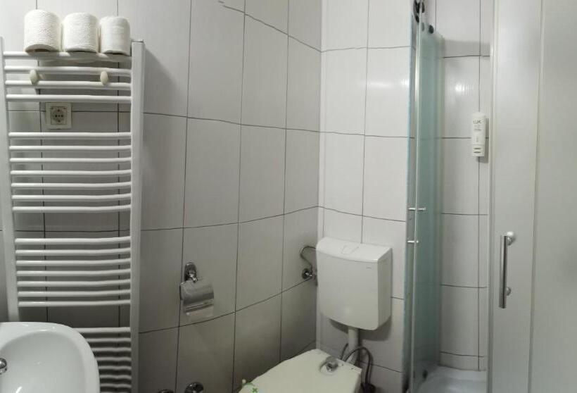 اتاق استاندارد سه نفره, Student Hotel Mostar