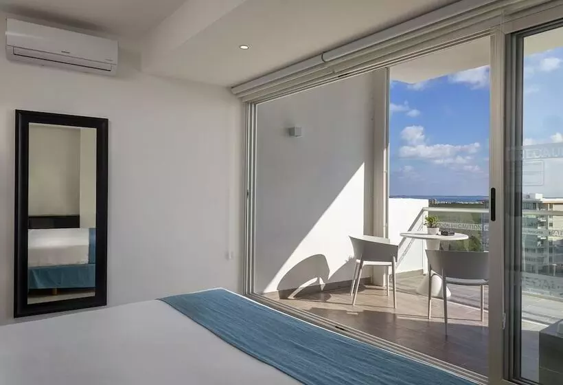 اتاق لوکس با چشم‌انداز دریا, Suites Malecon Cancun