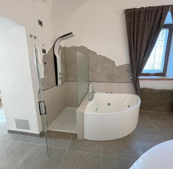 מיטת קינג בסוויטה, Villa Paladini