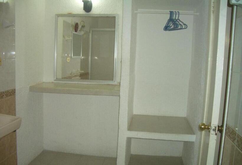 带2个双人床的标准工作室, Cervantino