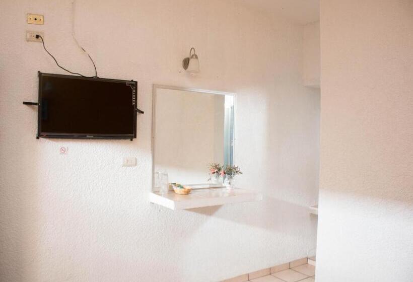 带2个双人床的标准工作室, Cervantino