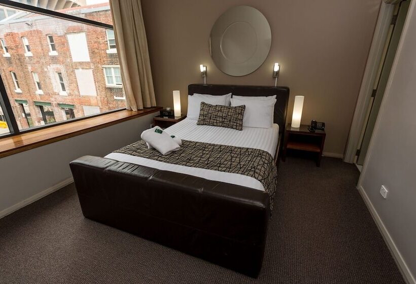 סוויטה, Clarendon