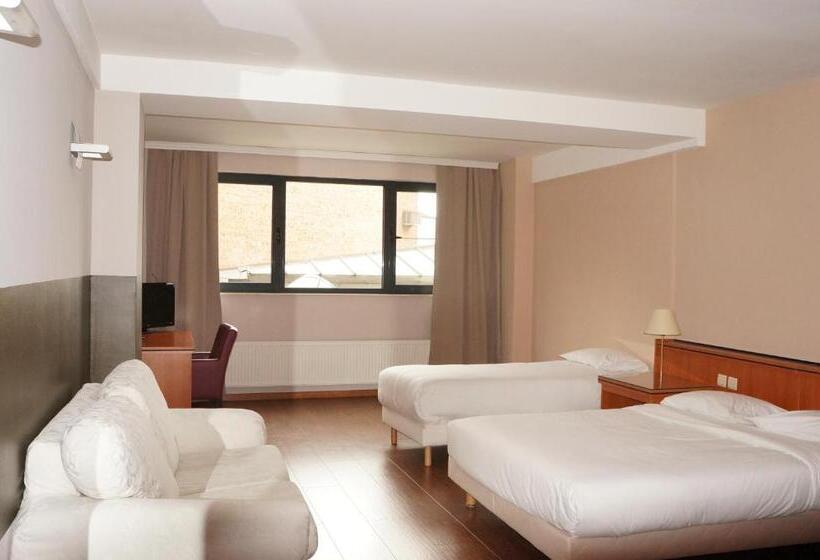 スタンダードトリプルルーム, Escale