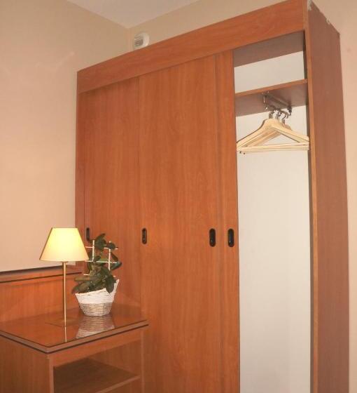 スタンダードトリプルルーム, Escale