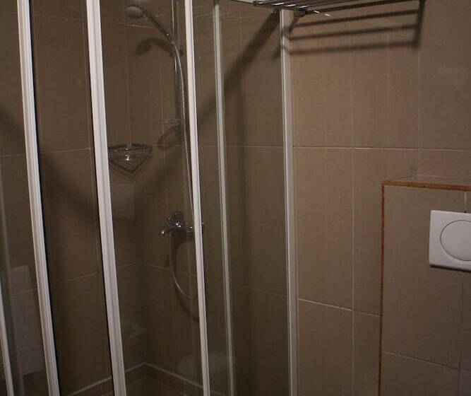 スタンダードトリプルルーム, Escale