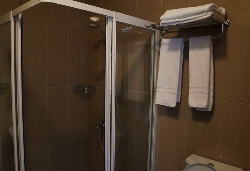 スタンダードトリプルルーム, Escale