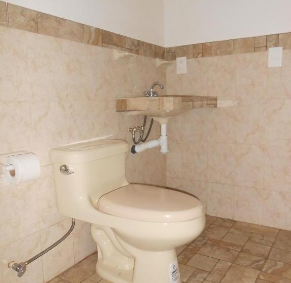 חדר דלוקס, John David