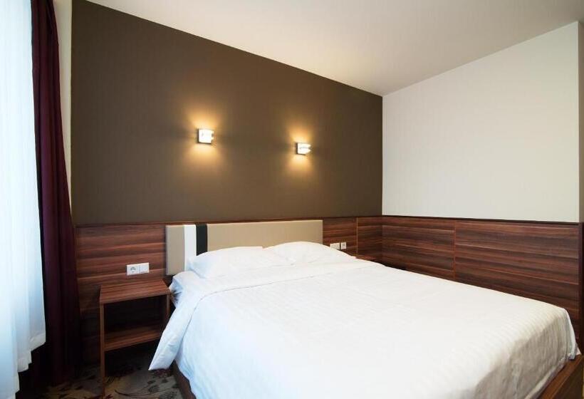 컴포트 룸, King's Court