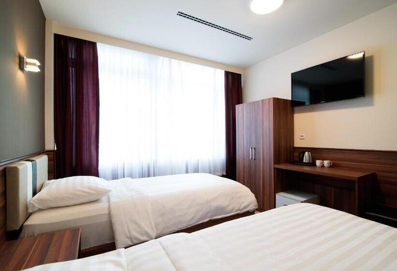 컴포트 룸, King's Court