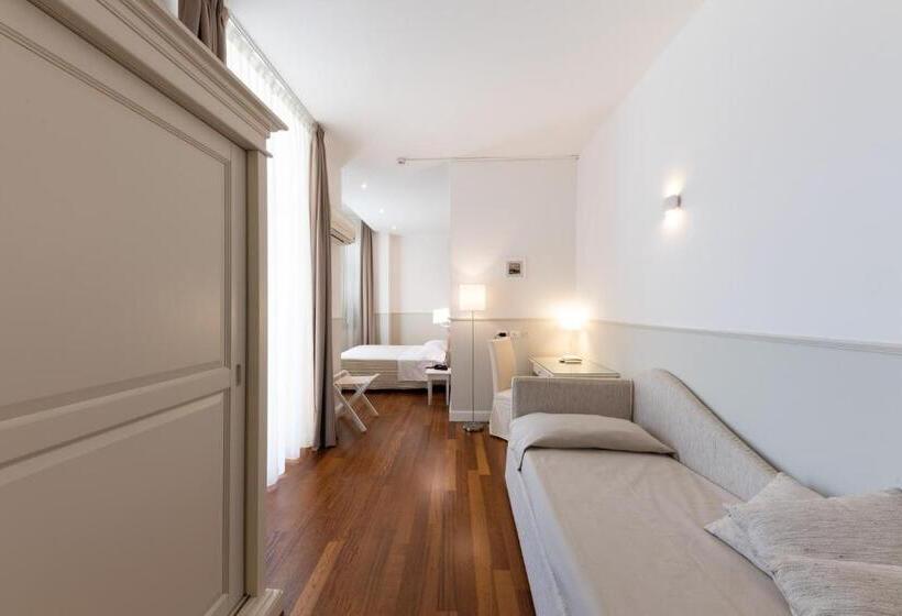 Habitación Cuádruple Estándar Vista Mar Lateral, Miramare