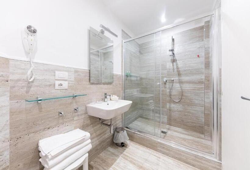 غرفة قياسية رباعية ذات إطلالة جانبية على البحر, Miramare