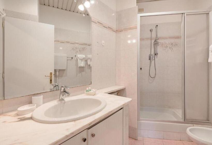 غرفة قياسية مزوَّدة بشُرفة, Miramare