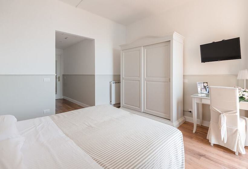 Habitación Cuádruple Estándar Vista Mar Lateral, Miramare