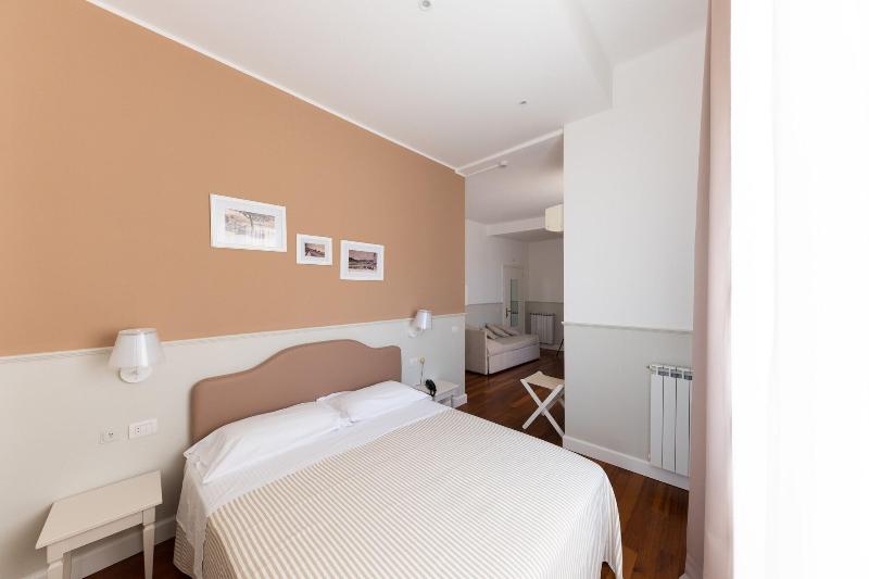 غرفة قياسية رباعية ذات إطلالة جانبية على البحر, Miramare