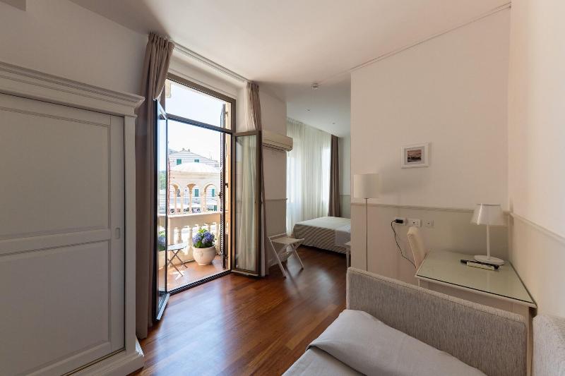 Habitación Cuádruple Estándar Vista Mar Lateral, Miramare