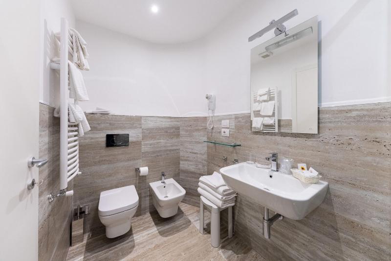 غرفة قياسية رباعية ذات إطلالة جانبية على البحر, Miramare