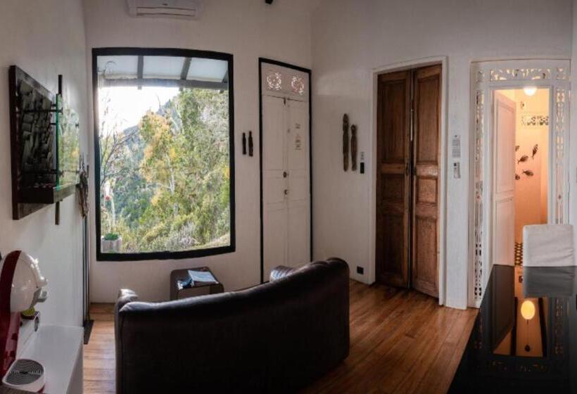 جناح جونيور, Dantica Cloud Forest Lodge