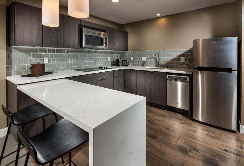 جناح رئاسى, Aventura