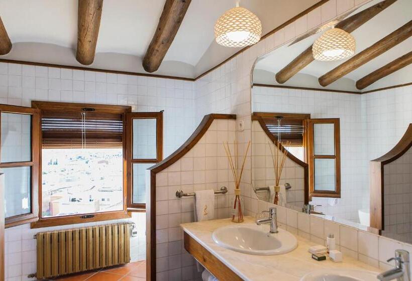 デラックスジュニアスイート, Cresol