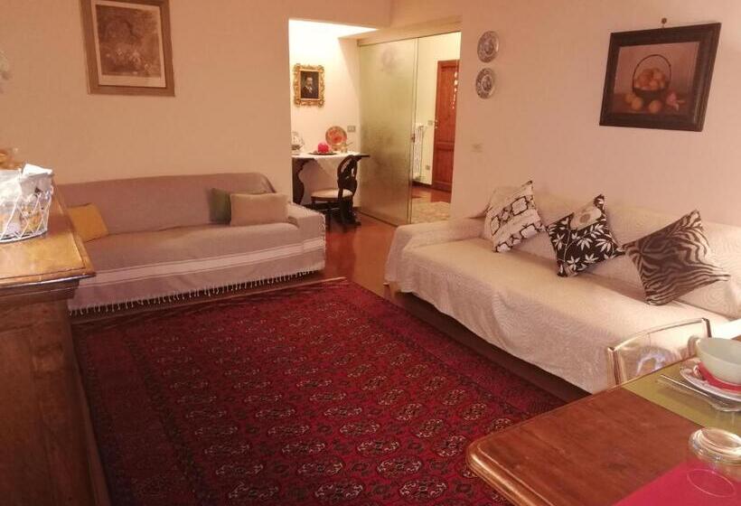 اتاق استاندارد سه نفره, La Rosa Townhouse