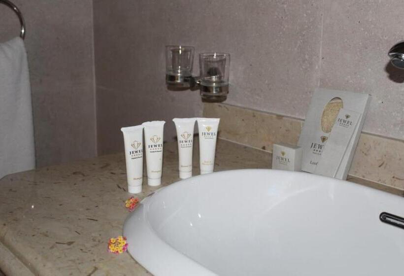 اتاق استاندارد سه نفره با چشمانداز کنار دریا, Royal Jewel Al Raml