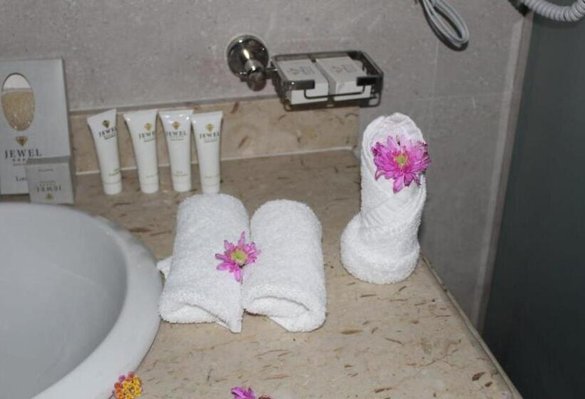 اتاق استاندارد سه نفره با چشمانداز کنار دریا, Royal Jewel Al Raml