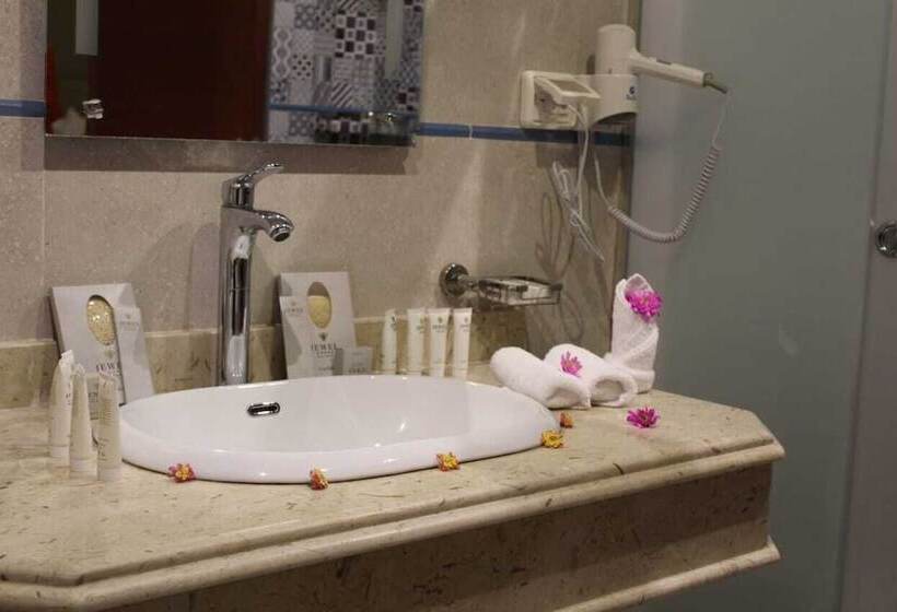 اتاق اساندارد با چشمانداز جانبی به دریا, Royal Jewel Al Raml