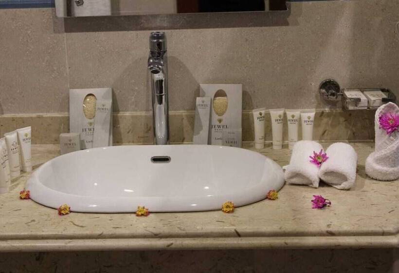 اتاق اساندارد با چشمانداز جانبی به دریا, Royal Jewel Al Raml