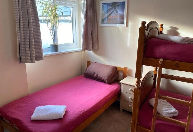 Трехместный Номер Стандарт Совместная Ванная, Smarties Surf Lodge