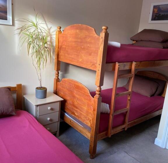 חדר סטנדרט לשלושה עם חדר אמבטיה משוף, Smarties Surf Lodge
