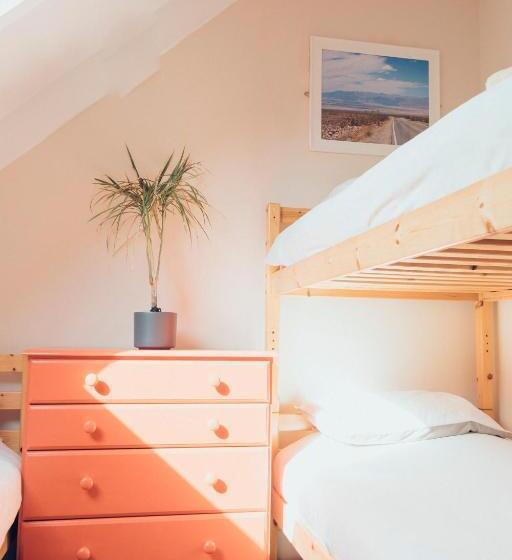 חדר סטנדרט לשלושה עם חדר אמבטיה משוף, Smarties Surf Lodge