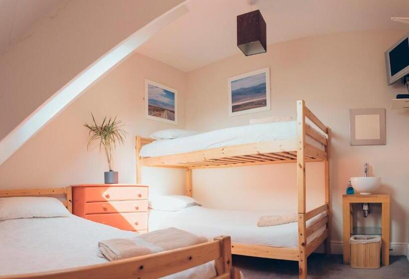 Трехместный Номер Стандарт Совместная Ванная, Smarties Surf Lodge