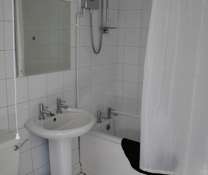 غرفة تنفيذية, The Coach House