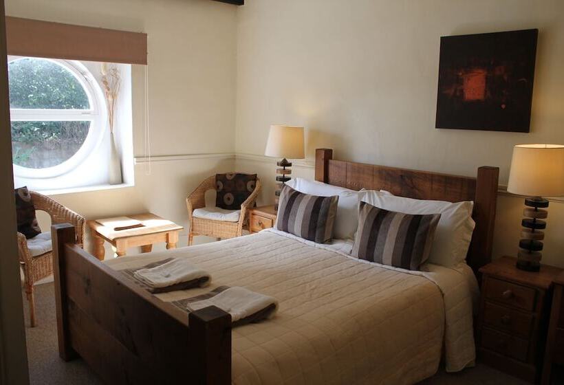 غرفة تنفيذية, The Coach House