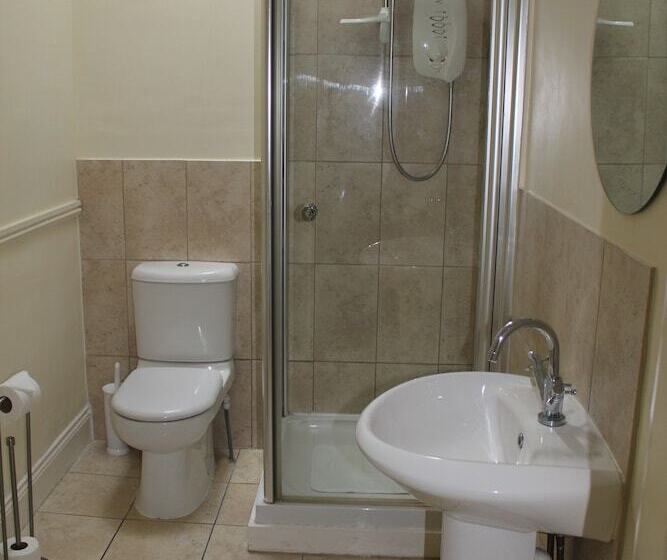 غرفة عائلية, The Coach House