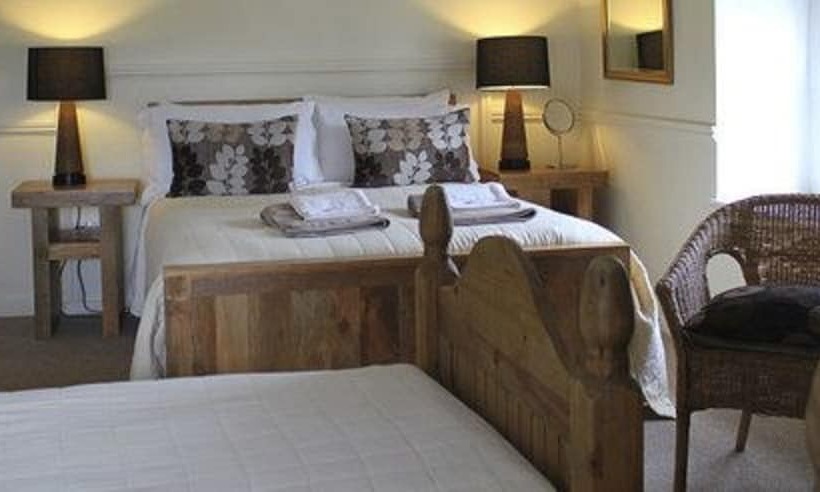 غرفة عائلية, The Coach House